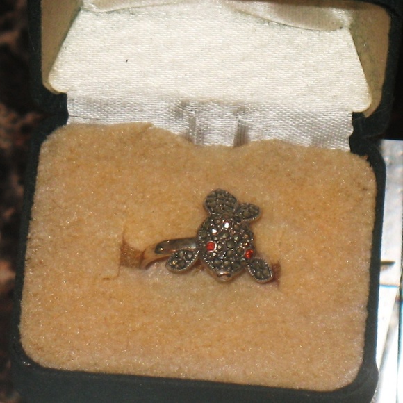 MARCASITE FISH RING WITH GARNET EYES 7.5 - Picture 2 of 2